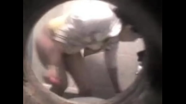 PELADITA CAMBIANDOSE DE CALZONCITO