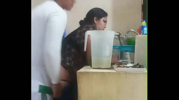 Sirvienta culeada por su patr&oacute;n, casi nos pilla mi esposa