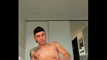 Bati umas punheta para todos os que querem me dar o cu e gozei gostoso provei do meu pr&oacute;prio leite