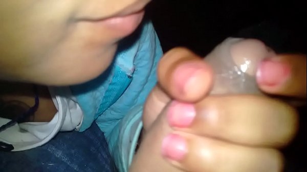 Ex me lo chupa en el parque mientras la gente nos ve  