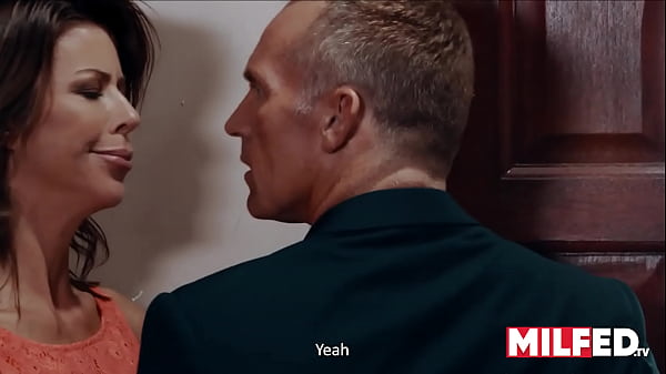 La MILF Alexis Fawx s&eacute;duit son m&eacute;decin avec ses &eacute;normes seins - MILFED  