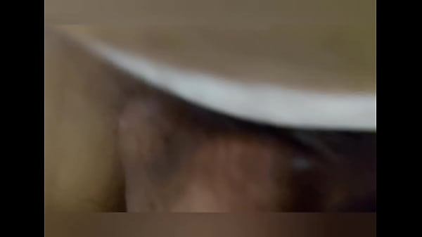 Se&ntilde;orita sexy no pens&oacute; que le ocurrir&iacute;a luego de  ser encontrada masturb&aacute;ndose deliciosamente por el ano.