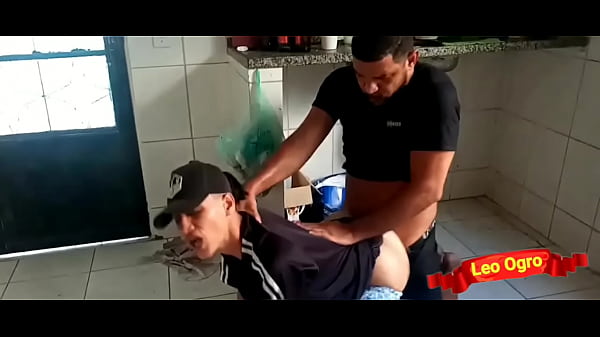 Padrasto Aproveita enteada l&eacute;sbica na cozinha e louco com sua bunda.