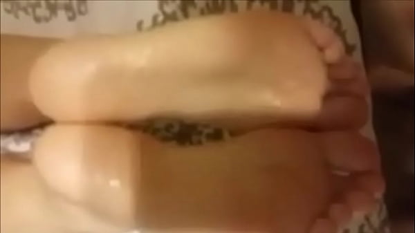 Gozando nas solas n 35 de uma mulher que conheci no Tinder  