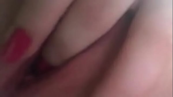 Chica se masturba con los dedos