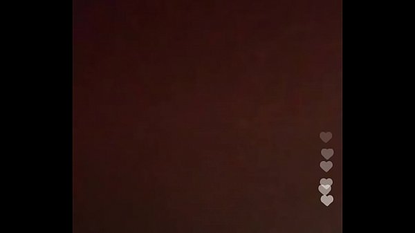 Rubia peituda moviendo buceta en vivo Instagram