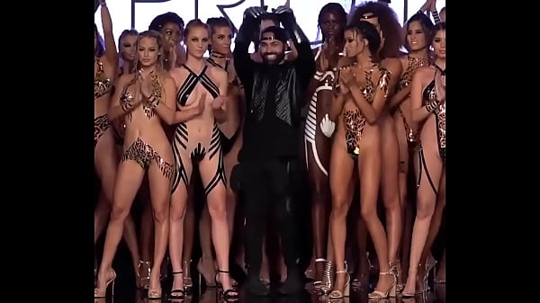 Desfile en cinta negra