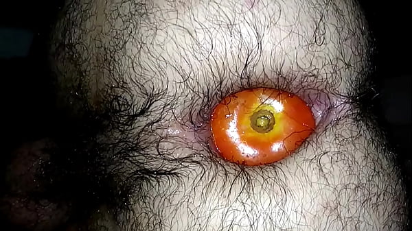 Arrombando meu cu com um tomate