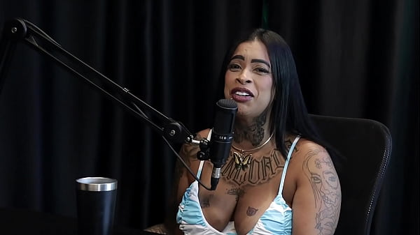 Morena mostra os peitos depois de falar que achava que n&atilde;o ia conseguir com gay e trans, extrapola na casa de swing, foi chamada na escola, - Marcelly Melo (WATCH ON: SHEER/RED)