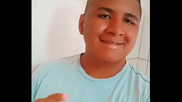 Mano bom olhar atraente louco por velhos peludos  