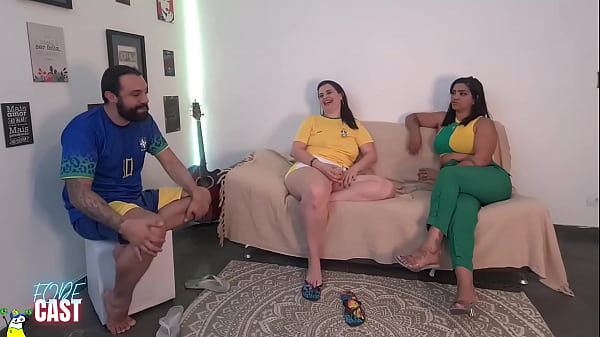 Fode Cast - A copa do mundo &eacute; nossa e a deliciosa estreiante no porn&ocirc; chegou levando porra na buceta Ale Mancini