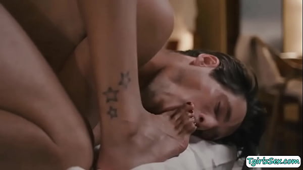 Hunk guy TOny Orlando gets injured playing hockey and he agrees to go get a massage from his faovrite transsexual masseuse Jessica Foxx. 