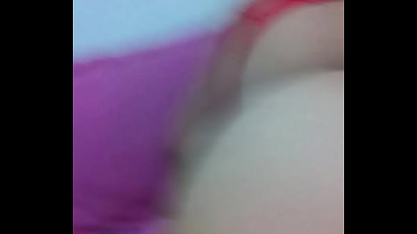 Le acaricio el co&ntilde;o con la verga hasta que se los termino echando