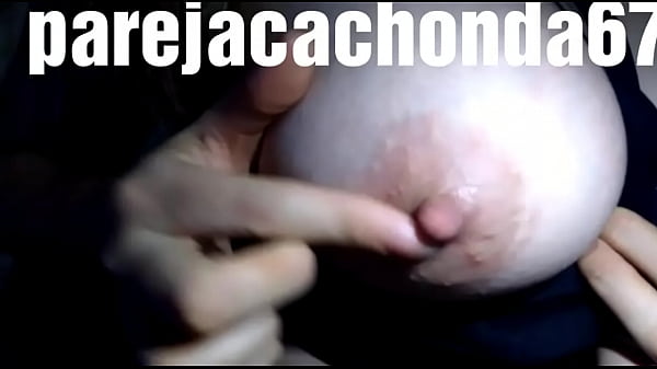 Chica caliente con sus enormes tetas