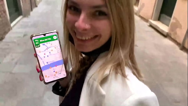 ho rimorchiato una turista a Venezia, l'ho portata nella mia stanza d'hotel dove mi ha succhiato il cazzo e si e' fatta scopare mentre la sculacciavo e le tenevo il collo