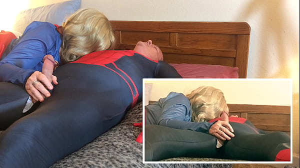 Mature DC-Marvel cosplay crossover: Supergirl gives Spiderman a blowjob