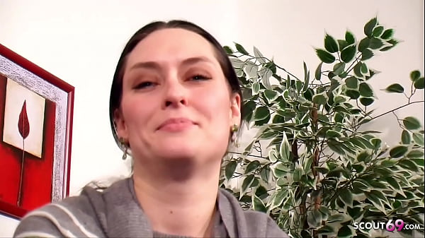 Sch&uuml;chterne deutsche Nachbarin strippt und besorgt es sich selber vor der Kamera