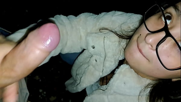 Hermanastra hace una mamada mientras pasea por el bosque al aire libre  