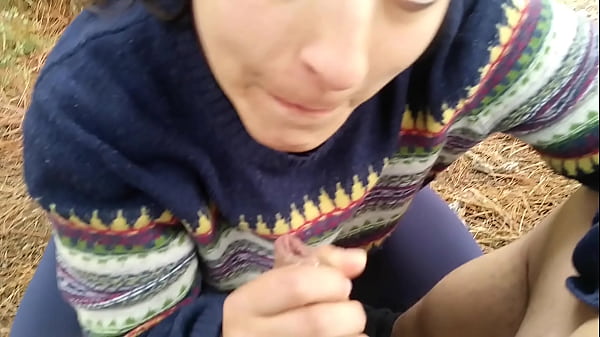 SUPER CALIENTE MAMADA AL AIRE LIBRE EN LA MONTA&Ntilde;A CAMARA LENTA  