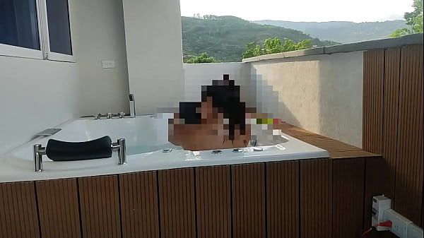 MI SUEGRA EN EL JACUZZI SEXY