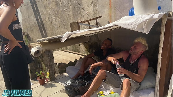 NOVINHA CARIDOSA OFERECEU AGU&Aacute; E BUCETINHA PARA DOIS MORADORES DE RUA