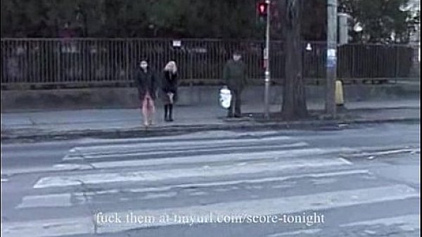 Deux lesbiennes se pissent dessus