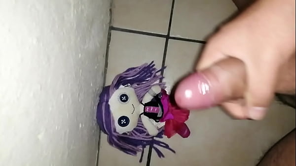 Chico se viene en una mu&ntilde;eca