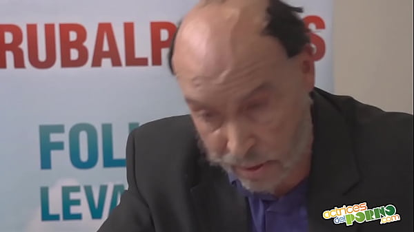 Dos pol&iacute;ticos follando con sus secretarias