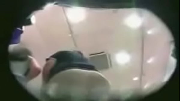 Debaixo da Saia da gostosa no shopping!