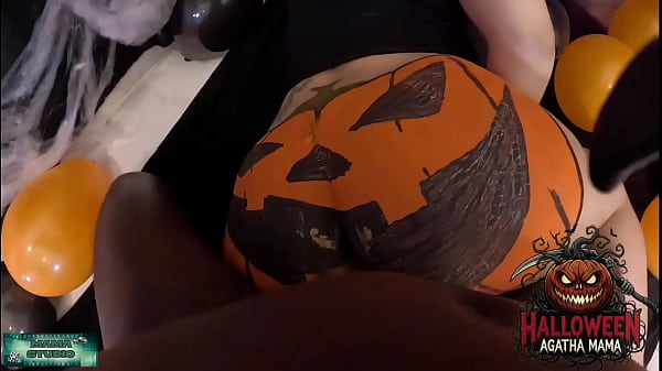 Mama Studio em um BBC fodendo um JACK O'LANTERN de HALLOWEEN de uma MILF Brasileira - Gr&aacute;tis