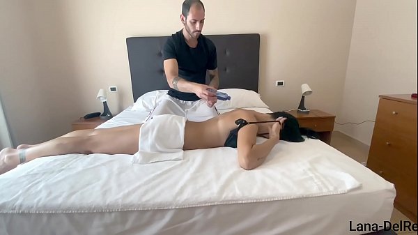 Sorellastra viene scopata intensamente dopo aver chiesto un massaggio con olio Lana DelRe