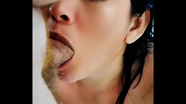 Enteada mamando padrasto ao sair da piscina, n&atilde;o conte para ningu&eacute;m mas vou te chupar at&eacute; voc&ecirc; gozar na minha boca, quero provar essa porra quente, quero dentro de mim. Chupou gostoso e n&atilde;o deixou cair nenhuma gota 