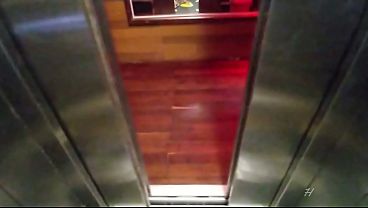 Viaj&eacute; a cancun y vi a una sexy chica masturbandose cuando regres&oacute; de la fiesta