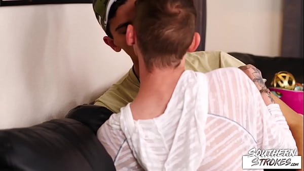 Skinny Bottom Barebacked By Hung Twink  