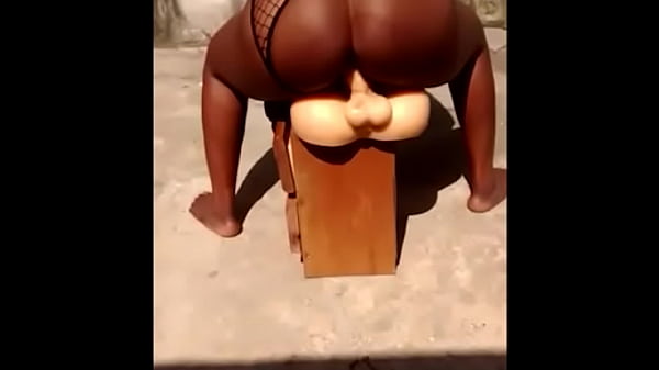 Elvie Slutty sexy en ext&eacute;rieur - Partie 3