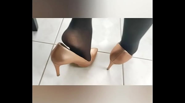 Mega riqu&iacute;sima travesti desnuda usando zapatillas y pantimedias