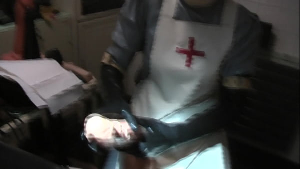Gummischwester Agnes - Langes graues Latex Schwesternkleid, weisse OP-Haube und Maske - Part 2 - Pegging mit einem langen fleischigen Dildo bis zum verfr&uuml;hten Abspritzen  