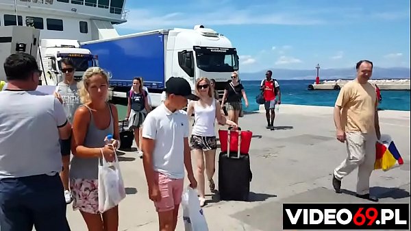 Darmowe filmy erotyczne - Między promem, a hotelem - występuje Sara [ Podrywacze ]