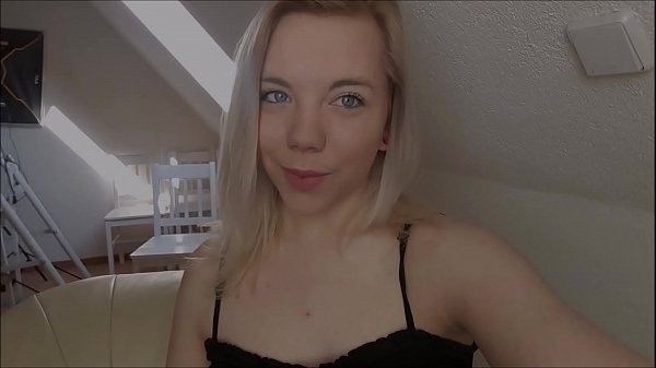 Die schlanke Nachbarin als Anhalterin unterwegs