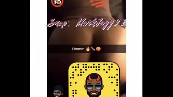 Une renoie prise en levrette pendant que son copain la film sur les r&eacute;seaux