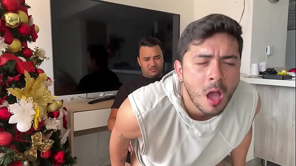 Hijastro cachondo provoca al padrastro hasta que le da verga en el culo dej&aacute;ndolo abierto y pre&ntilde;andolo