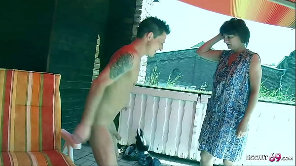 Durchtriebener Jungspund verf&uuml;hrt seine dumme Stief Mutter zum Fick nach dem Grillen