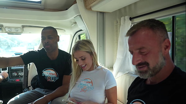 Le Bus des libertins #5 , baise sur un terrain de moto