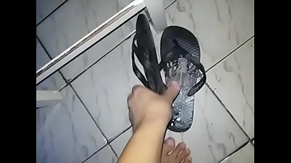 Derramando porra no chinelo do meu vizinho 