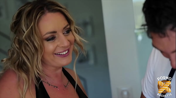 Giulia, sublime blonde, ne jure que par la baise anale !  