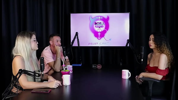 Ficou mais safada e atrevida, a casa de swing respeita mais, fez suruba, foi machucada em uma grava&ccedil;&atilde;o e a fam&iacute;lia... - Charllottye (SHEER/RED)