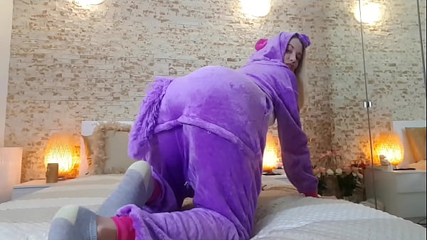 Little trailer of girl in unicorn outfit farts