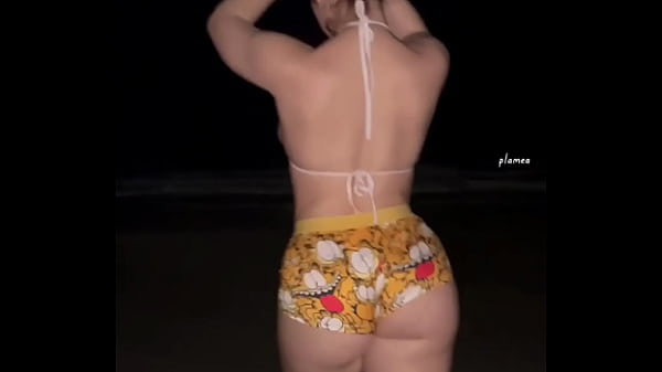 Shortinho socado na praia  