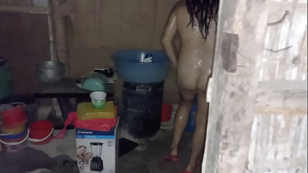 TUVE LA FANTASIA DE INGRESAR A UNA CASA ABANDONADA Y BA&Ntilde;ARME DESNUDA EN LA OSCURIDAD. PORNO REAL CASERO EN CASA ABANDONADA. SENTI MUCHA ADRENALINA PENSANDO QUE EN CUALQUIER MOMENTO PODRIAN LLEGAR LOS DUE&Ntilde;OS DE LA CASA Y VERME DESNUDA.