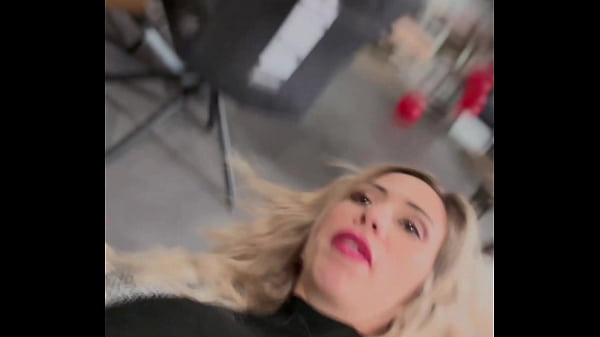 Hello la Team! j'arrive &agrave; lui faire fermer le magasin, et l'attraper dans un coin pour qu'il me d&eacute;fonce le cul !  